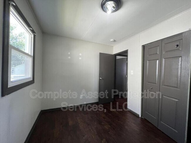 Building Photo - 7419 White Oak Ave