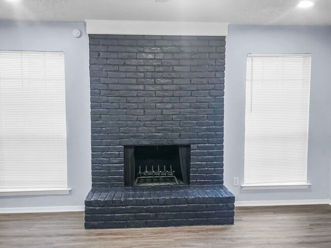 Foto del edificio - 715 Oakwood Ln
