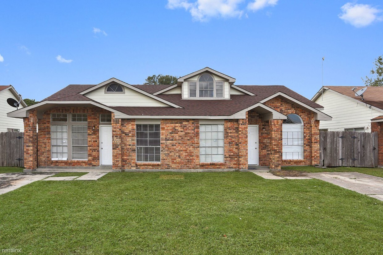 1726 Montbatten Dr, Marrero, LA 70072 Townhouse for Rent in Marrero