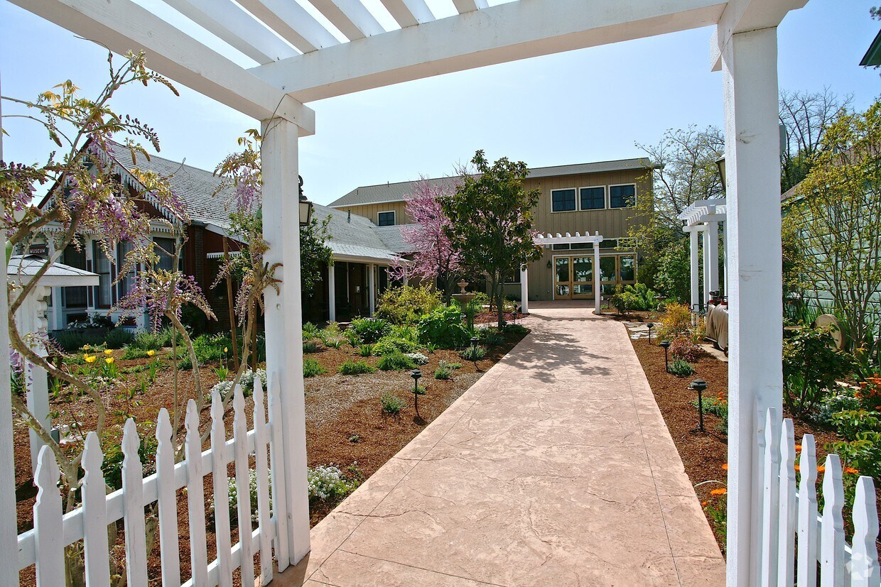 215 Cloverdale Blvd, Cloverdale, CA 95425 Apartments Cloverdale, CA