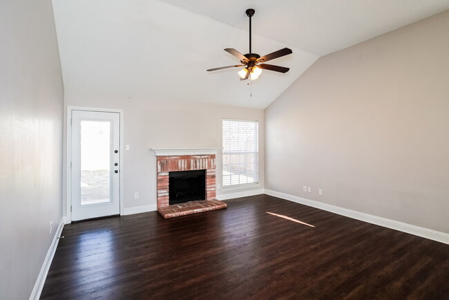 Foto del edificio - 4609 Birchbend Ln