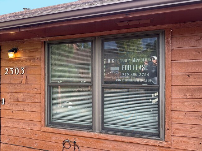 Building Photo - Great 2 Bedroom 1 Bath Condo on the NW Side.