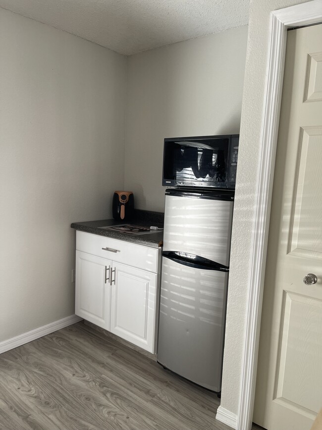 Foto del edificio - 1061 Jaybee Ave