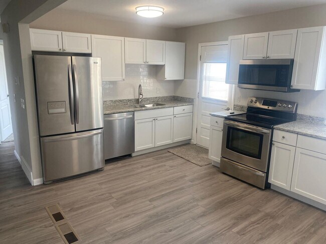Foto del edificio - Updated 4 bedroom, 2 bath! Available NOW!