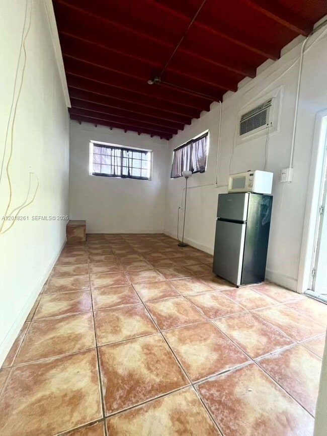Foto del edificio - 1875 NE 177th St