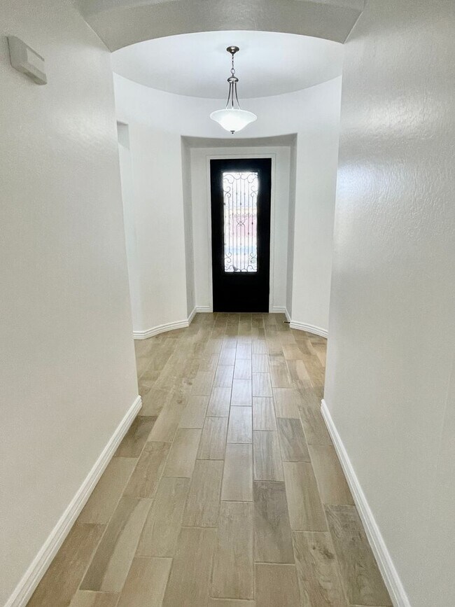 Building Photo - Gorgeous 3 Bed/2.5 Bath + Den Home In Chandler! Gated Community & Upgrades Throughout Home!