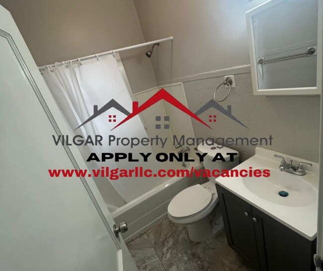 Building Photo - 3 spacious bedrooms (2 up 1 down), 1 bath ...