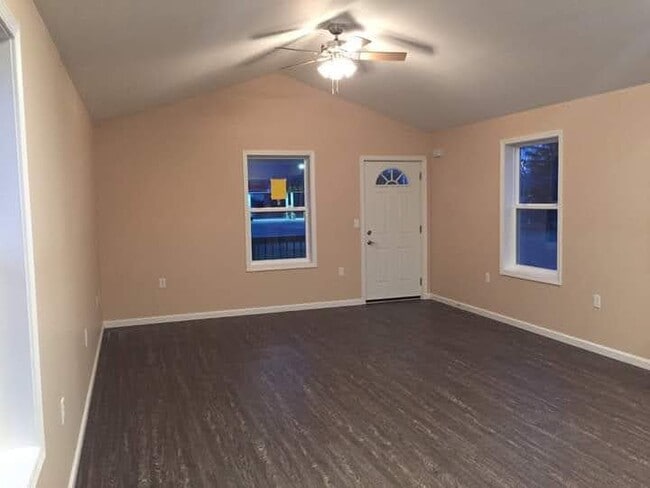 Building Photo - 217 Maple St