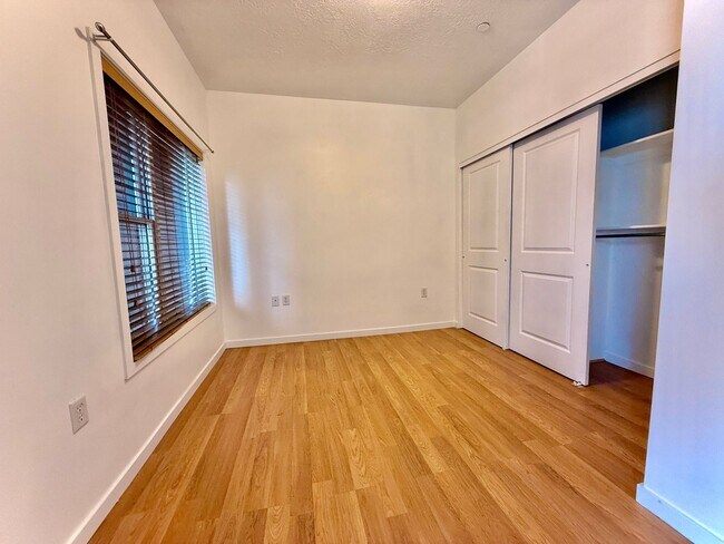 Foto del edificio - 2150 S Main St