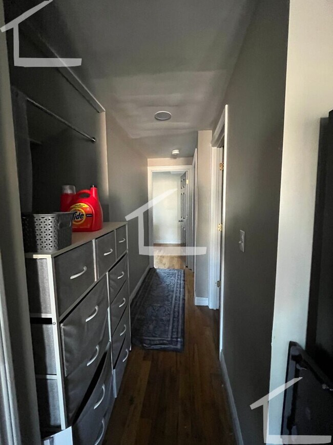 Foto del edificio - Huge 5 bed in Mission Hill