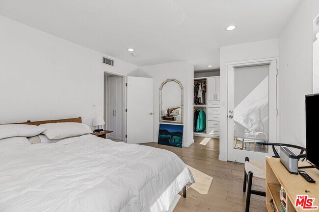 Foto del edificio - 2147 Beachwood Dr