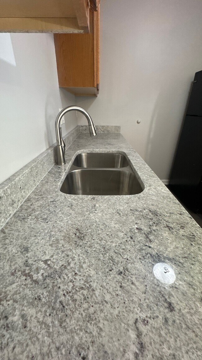 Foto del edificio - 6512 Six Mile Ln