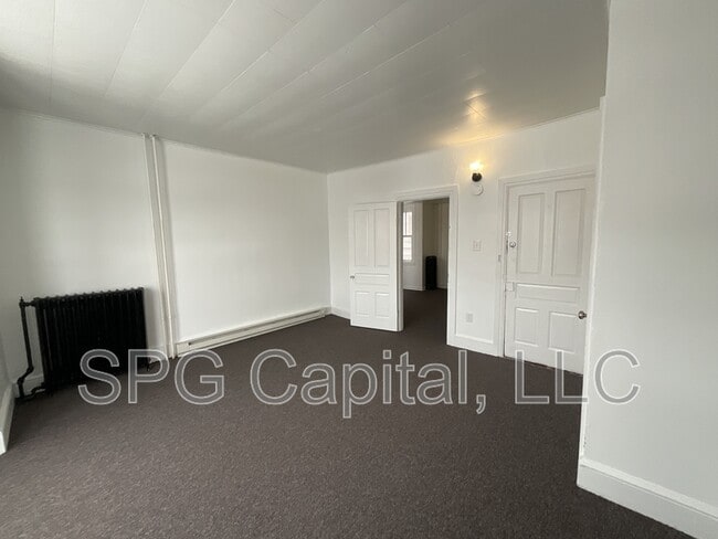 Building Photo - 928 W Princess St