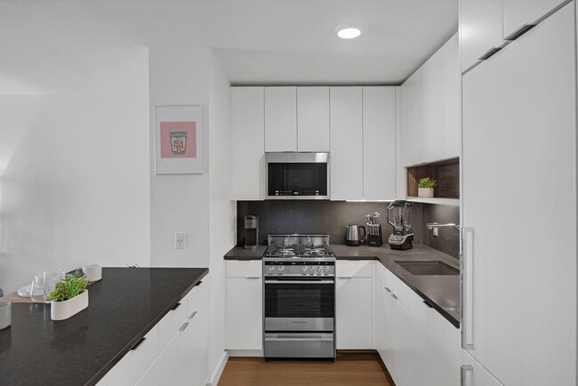 Building Photo - 70 W 37th St