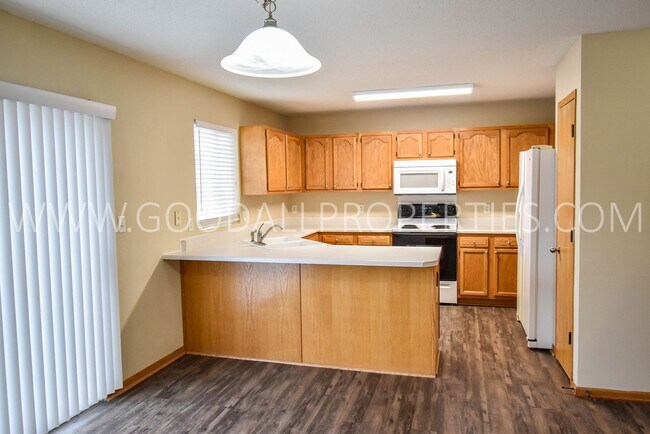 Building Photo - 3 bedroom home with fenced in backyard in ...