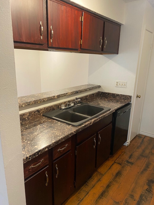 Building Photo - 512 E Denton Dr