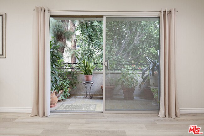 Foto del edificio - 6708 Hillpark Dr