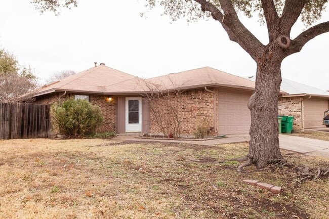 Building Photo - 2025 Lorient Dr