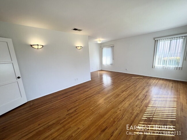 Photo - 14013 Addison St House