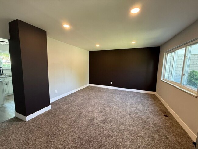 Foto del edificio - 2 bedroom 1.5 bathroom townhouse - Availab...