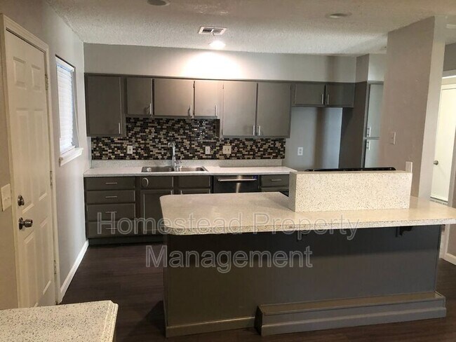 Building Photo - 3000 N Viewpoint Dr