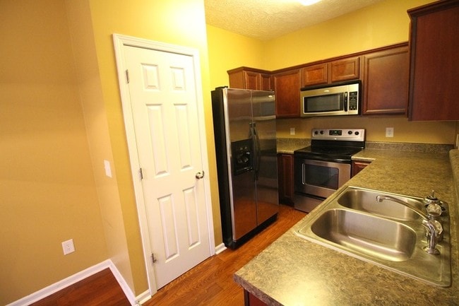 Building Photo - 3 Bed / 2.5 Bath home