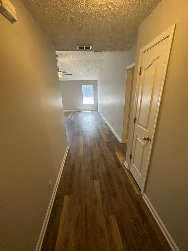 Building Photo - Charming 3 BR, 2 BA, 2 Car Garage Near MTSU
