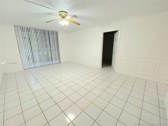 Foto del edificio - 8635 NW 8th St