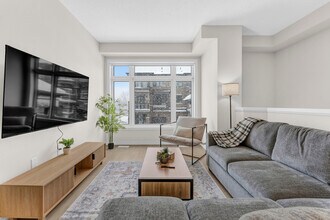 Building Photo - 653 Colborne St