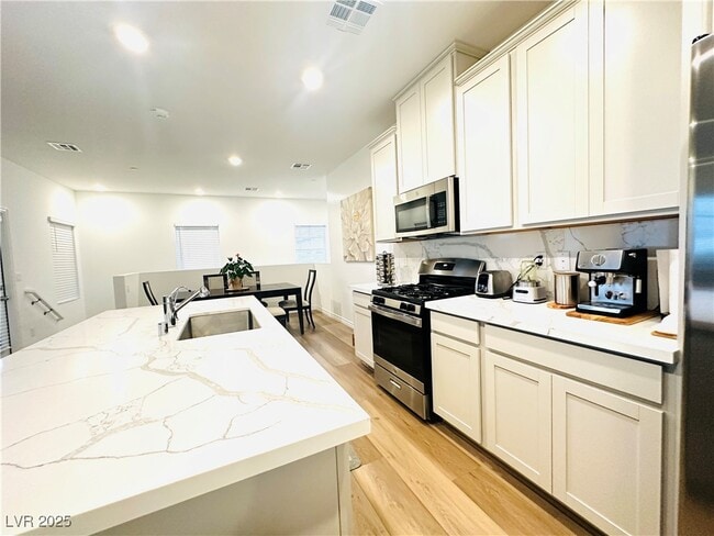 Building Photo - 600 Carriage Hill Dr