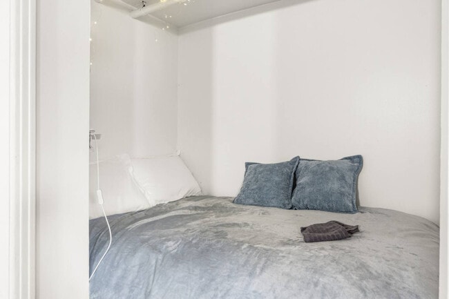 Building Photo - 6419 10e Avenue-SI ID1460078P