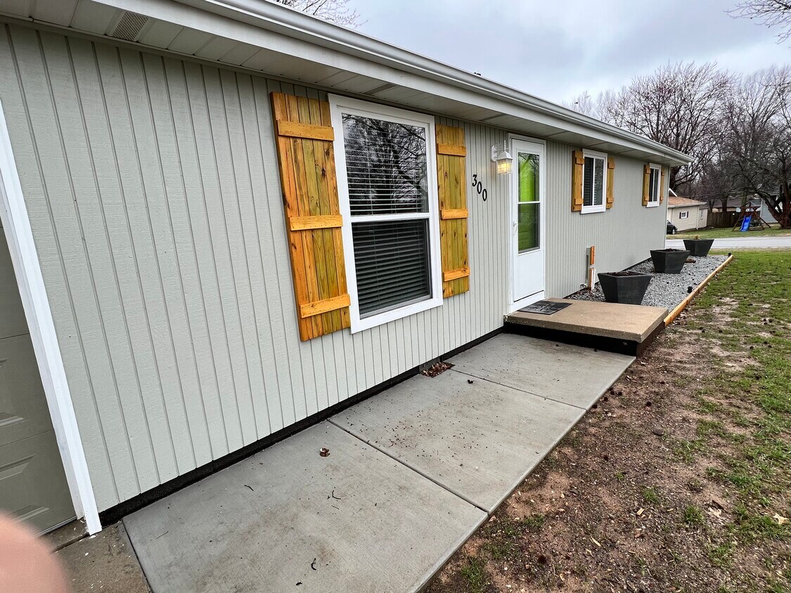 Primary Photo - 300 Lone Oak Cir