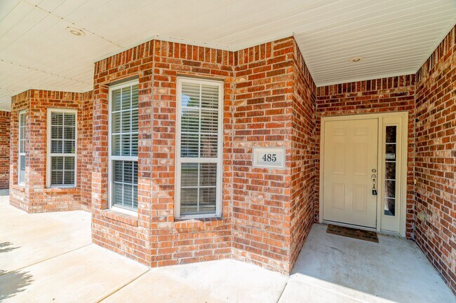 Building Photo - Beautiful & spacious 4 Bedroom condo w/fen...