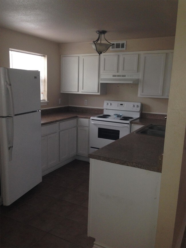 Building Photo - 2320 Granger Dr