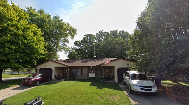Building Photo - 403 S Park Square Dr