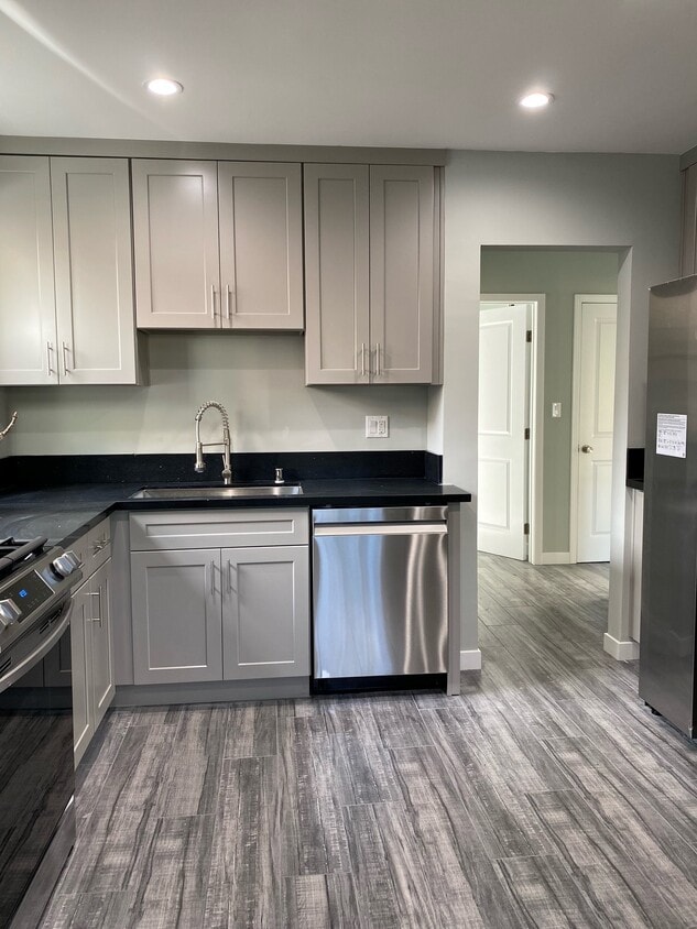 Kitchen - 1709 Barry Ave