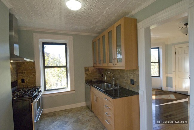 Building Photo - 393 Lewis Ave