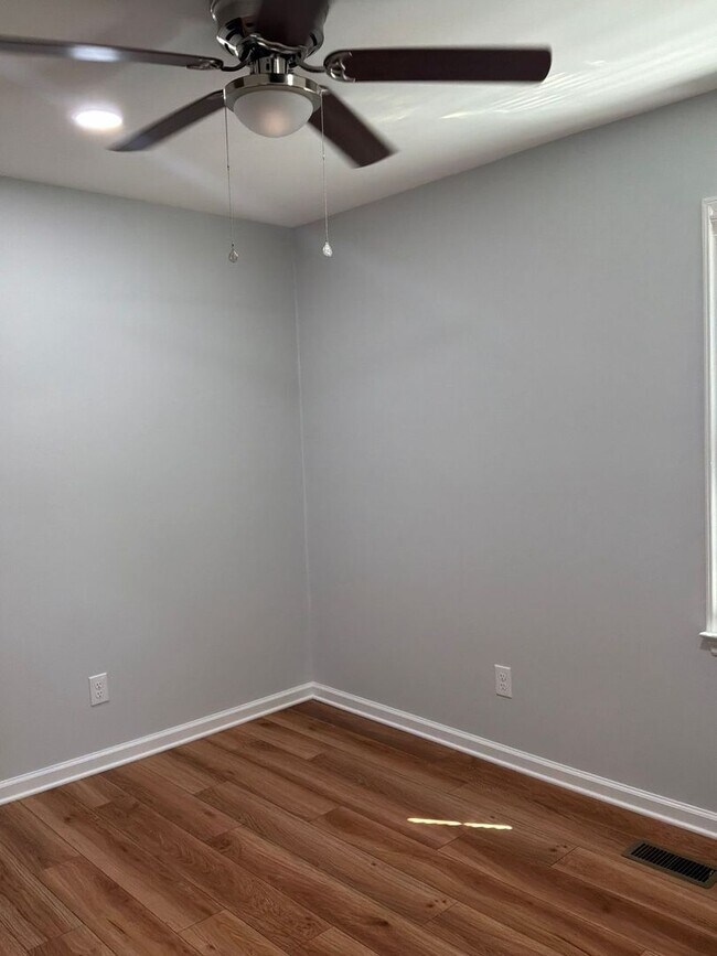 Foto del edificio - Beautiful 3 Bedroom is NOW AVAILABLE!!!