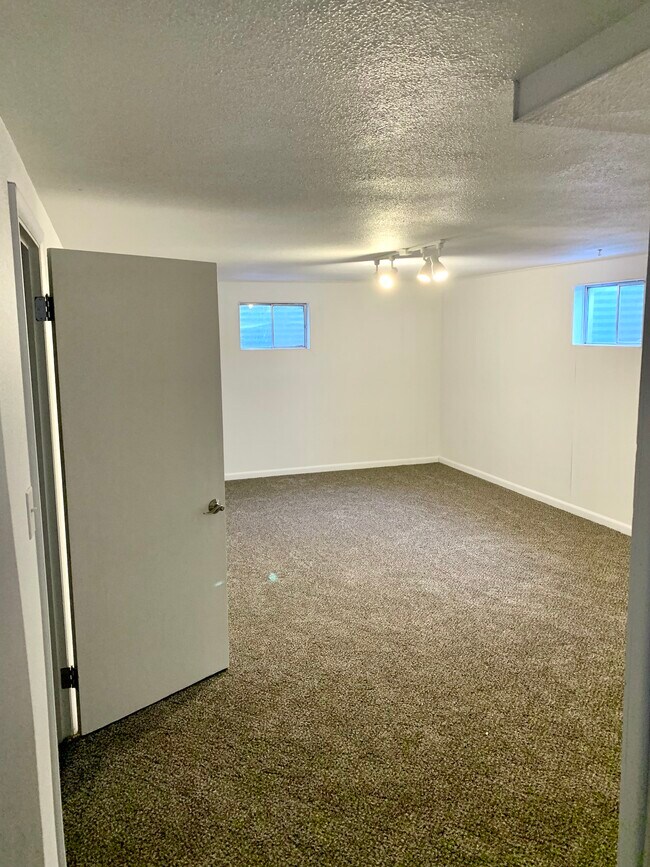 Sótano con cuarto de servicio y dormitorio. - 2709 Meadowlark Ave