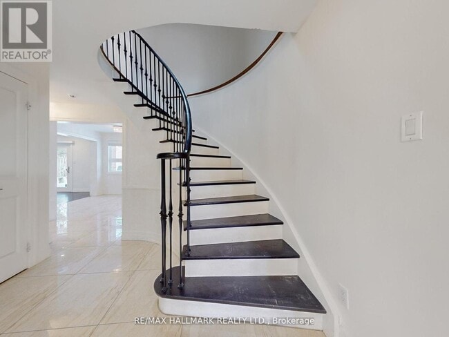 Building Photo - 235 Old Yonge St