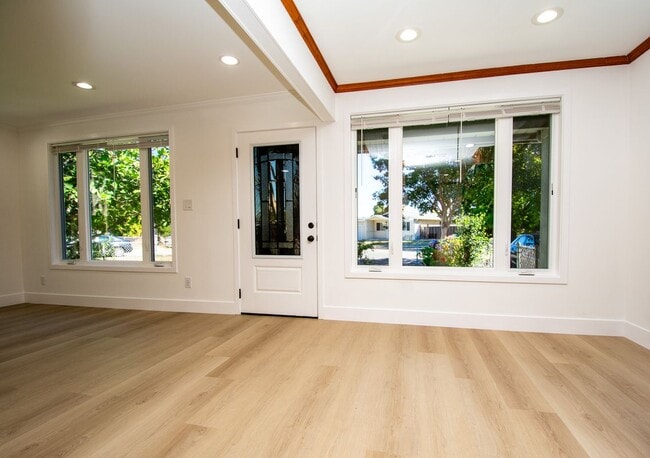 Building Photo - 1099 Bradford Dr