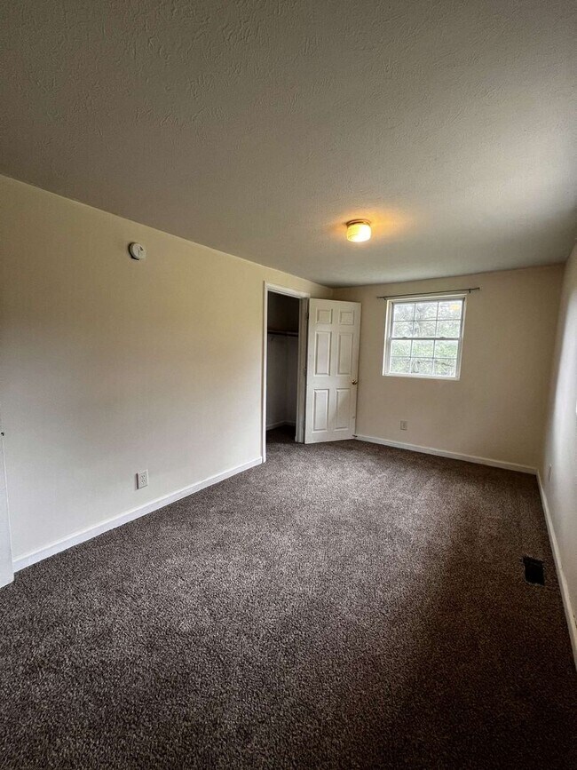 Building Photo - 3-Bedroom, 1-Bathroom Duplex in Spencer, I...
