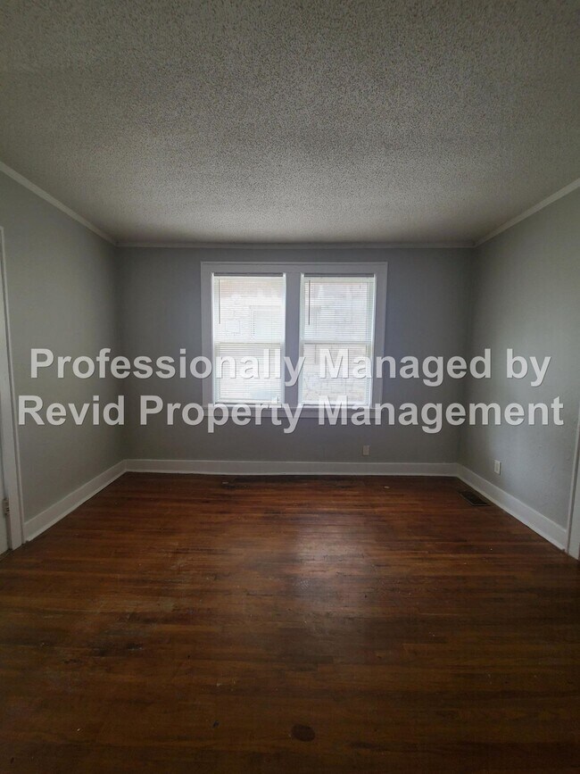 Building Photo - Large upstairs apartment in Midtown!