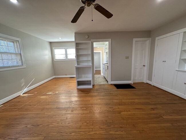 Foto del edificio - Coming Soon! Charming 1 BR House, 6 min from UK! New Flooring & Paint, Fenced Backyard, Pets Ok!