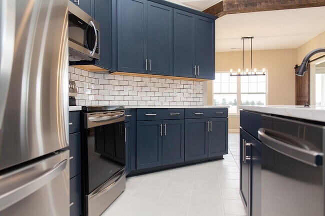 Kitchen, quartz worktops, coffee bar, high quality appliances - 1629 Tupelo Dr