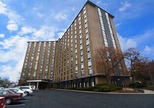 Building Photo - 1 Renaissance Pl
