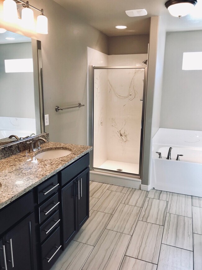 Building Photo - 4 Bedroom/2.5 Bathroom Townhome in Riverton