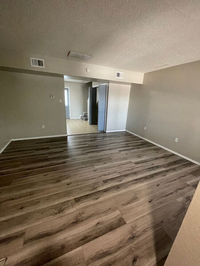 Foto del edificio - Beautiful 2bed/1bath Apartment Home