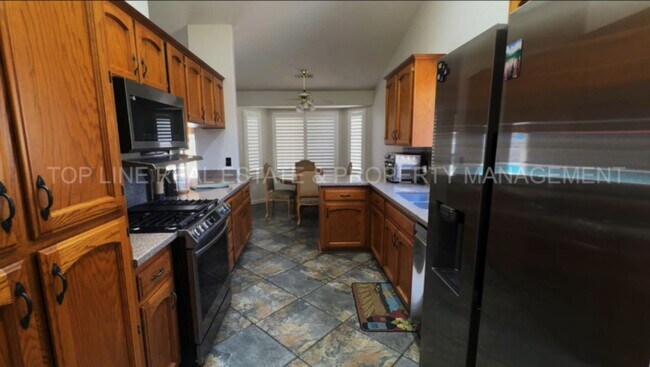 Foto del edificio - Coming Soon! Fully Furnished Home with Pool – Prime Location in Visalia, CA