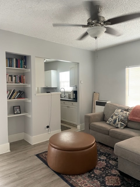 Building Photo - 417 E 7th St